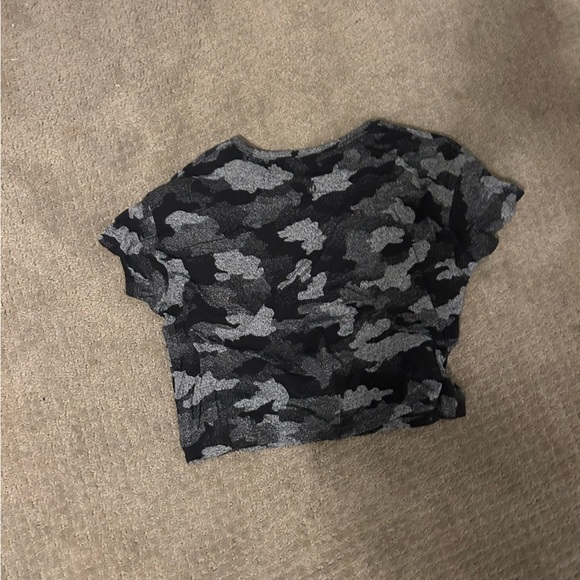 camo cropped lulu top - Picture 2 of 2